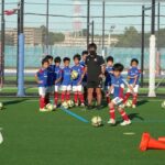 マリノスサッカースクールヘッドオブコーチングが実演する方向を変える、ターン、スクリーンを使うドリブル練習法